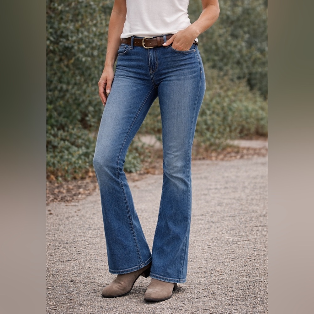 Eddie Bauer Women’s Bootcut Jeans Size 2 Slightly Curvy Fit Medium Wash Stretch